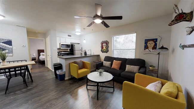 Building Photo - 1117 Hollow Creek Dr