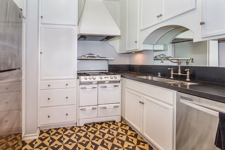 Interior Photo - 643 S Cochran Ave
