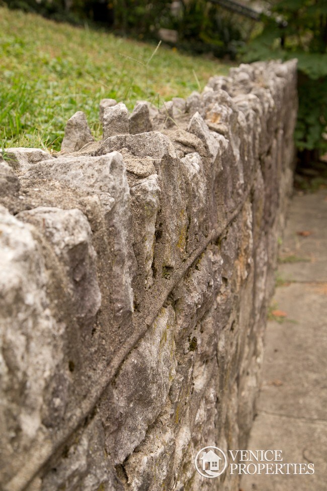 Foto del edificio - 242 E Patterson Ave
