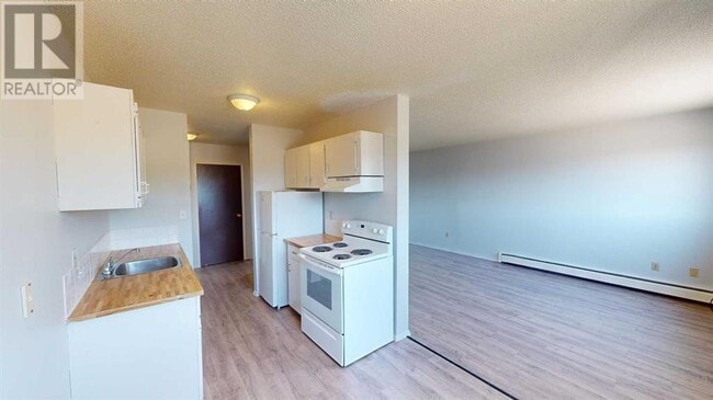 Building Photo - 9656-9656 Hillcrest Dr