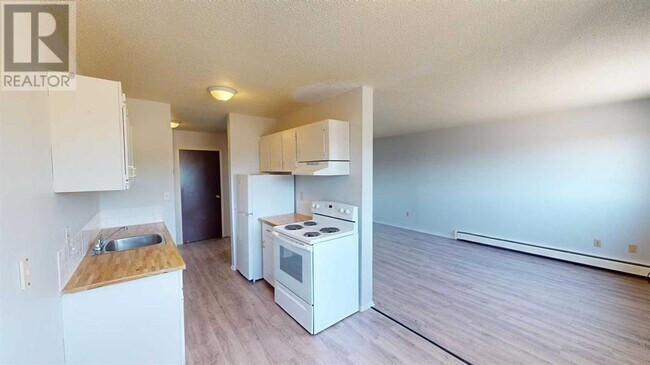 Photo du bâtiment - 9656-9656 Hillcrest Dr