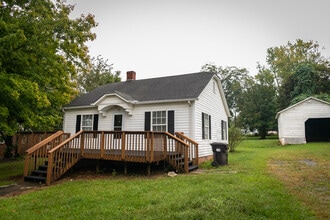 Building Photo - 105 Burns St