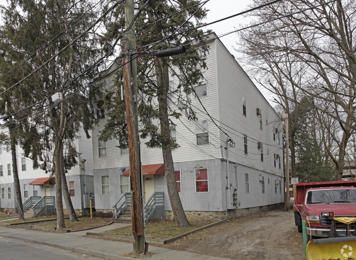 Primary Photo - 68 Woodside St