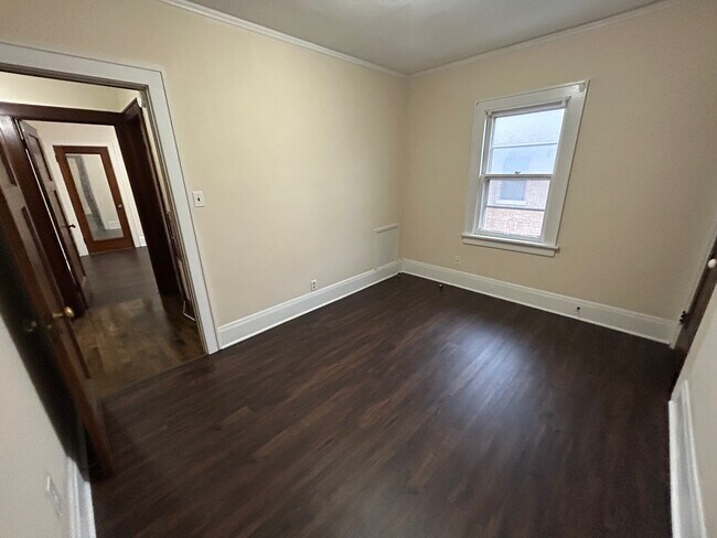Building Photo - Stunning 3br/1ba Wauwatosa Upper Unit with...