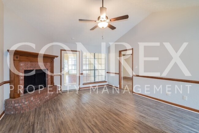 Building Photo - Charming Home on Cypress Court