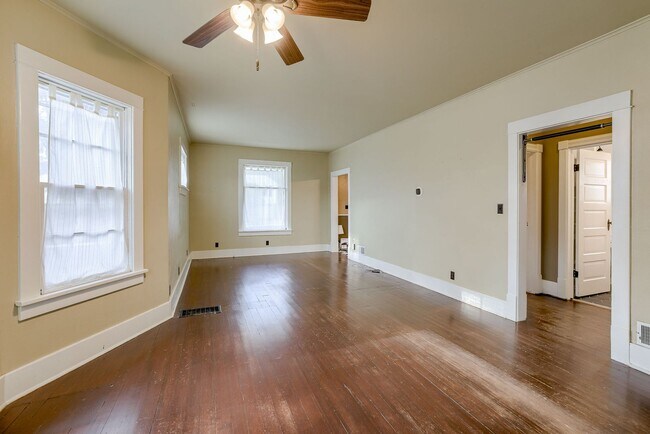 Foto del edificio - Must See Charming 3 Bedroom In Morton Mead...