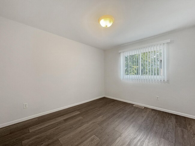 Building Photo - 1686 Crestwood Dr