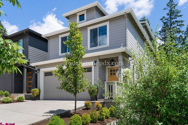 Building Photo - Luxurious 4 Bed/3.5 Bath Residence - Your ...