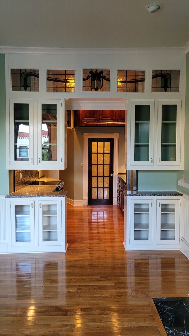 Cocina desde la sala de estar - 112 N Main St