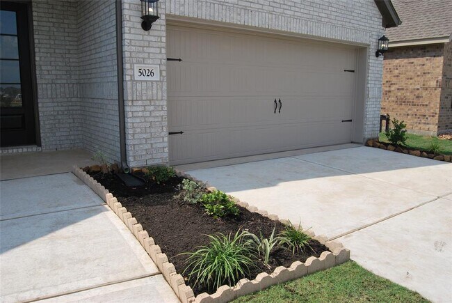 Foto del edificio - 5026 Lime Mdw Ln