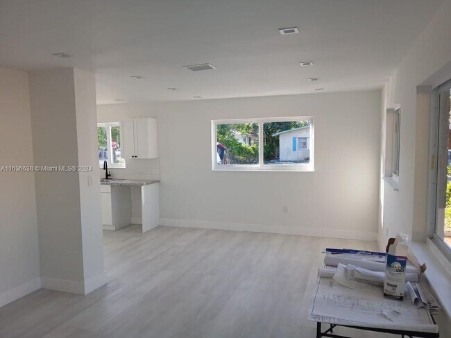 Building Photo - 657 NW 5th Ct