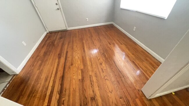 Building Photo - Great location! Must See  3BD-2 BA
