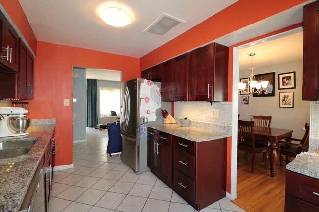 Building Photo - Spectacular 4 Bedroom, 3.5 SFH - Fenced Ya...