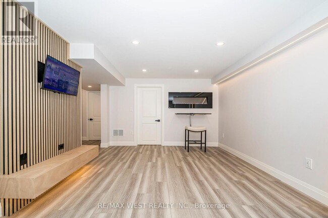 Building Photo - 1052 Moorelands Crescent