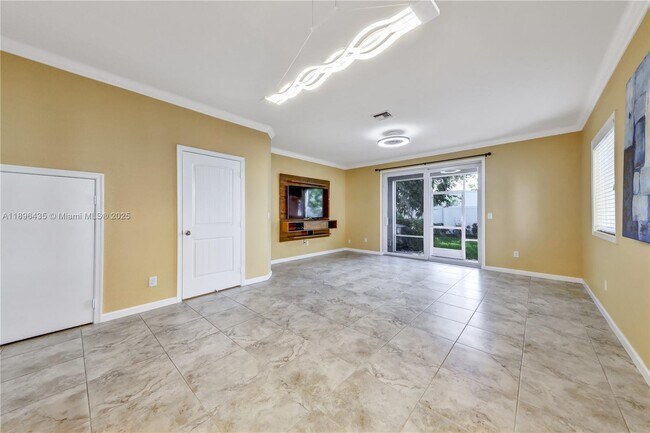 Building Photo - 346 NE 47th Pl