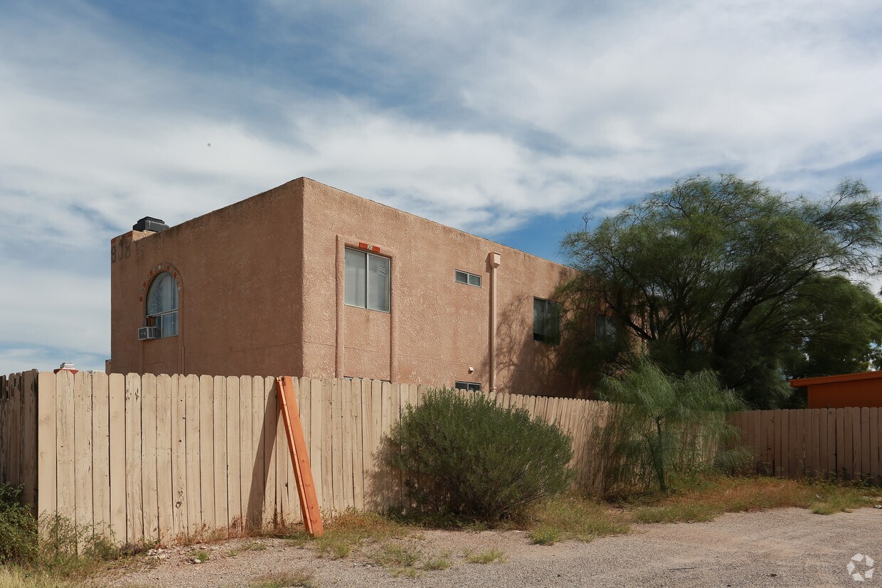 Building Photo - Fourplex