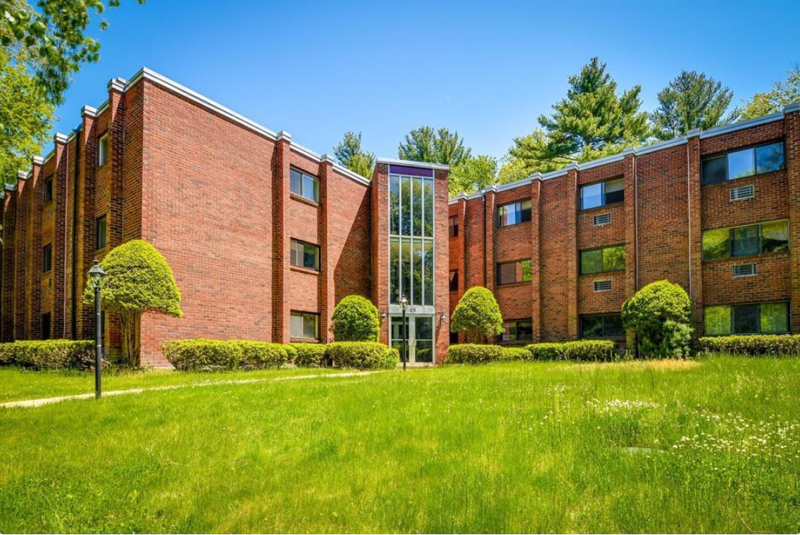 Foto principal - 49 Windsor Dr