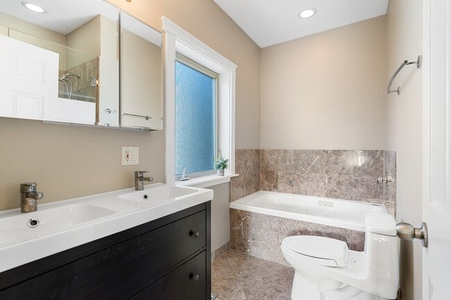 Photo - 2713 W Augusta Blvd (Chicago, IL) Apartment