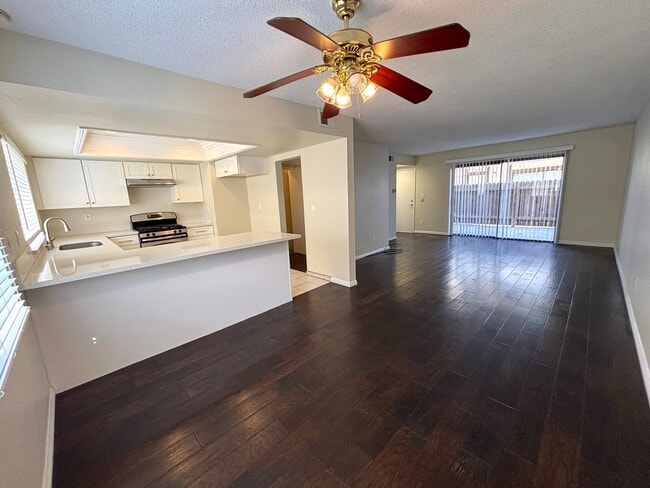 Building Photo - Turnkey 3 bedroom, 2.5 bathroom condo avai...