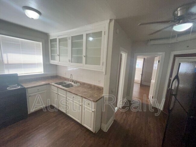 Building Photo - 4949 Lindenwood Ave