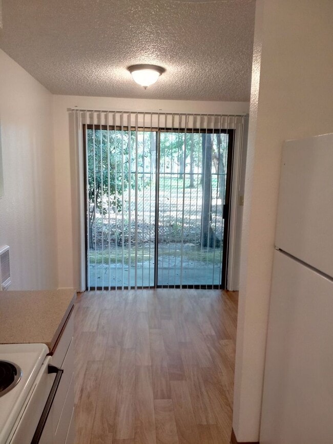 Foto del edificio - 2 BEDROOM 1 BATH Located next to Chemeketa...