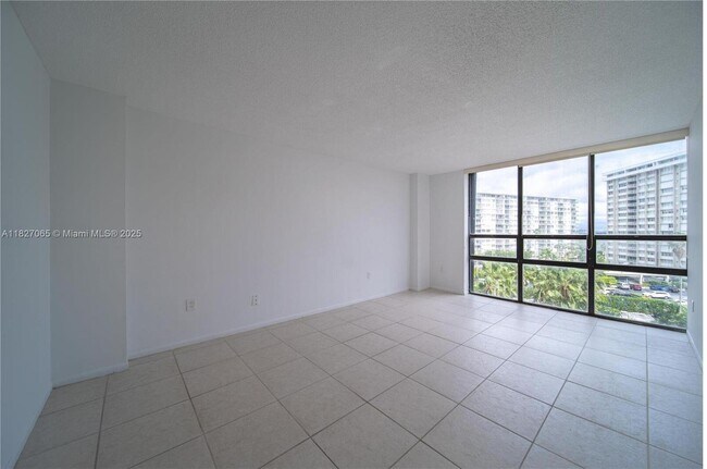 Building Photo - 1450 Brickell Bay Dr