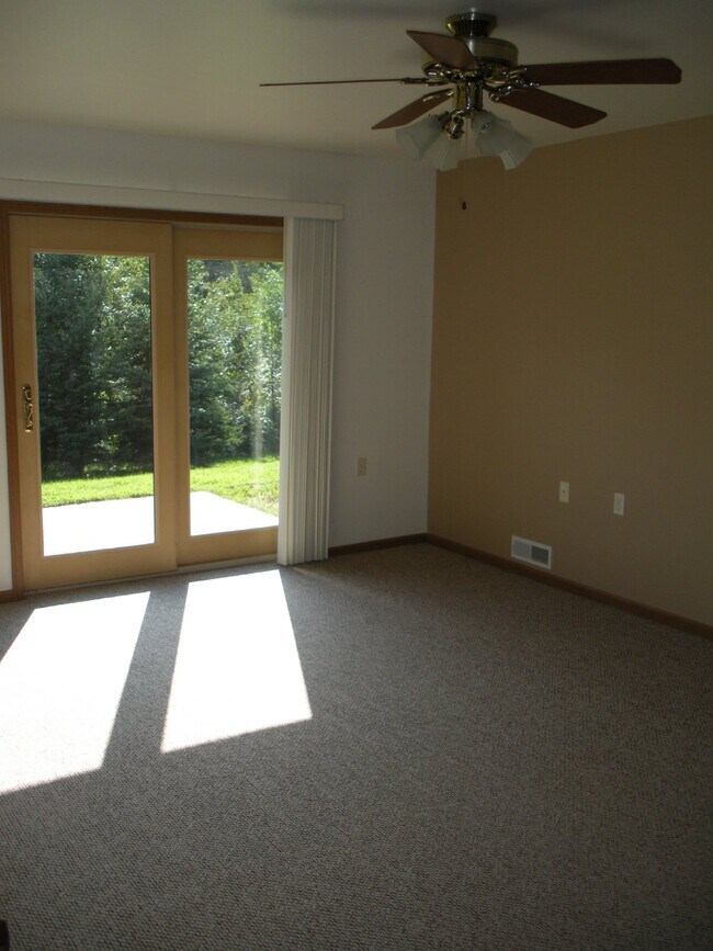 Building Photo - Spacious 2 Bedroom, 1 Bathroom Duplex off ...
