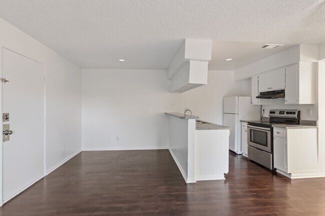 Foto del edificio - Updated 1BD/1BA Apartment in well maintained Complex in Sylmar.