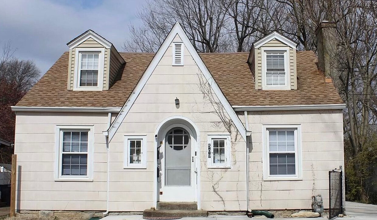 Studio is located on second floor with a private access in the back of the property with parking - 509 Marquis Ave