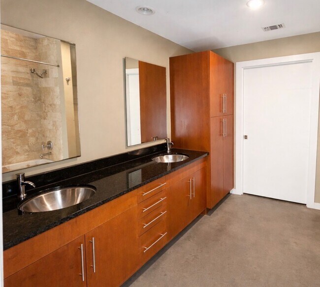 Foto del edificio - 2124 E 6th St