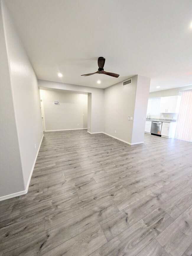Foto del edificio - REMODELED - LIKE NEW - IN CHAPARRAL ESTATE...