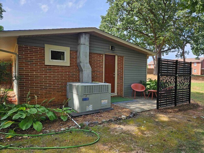 Foto del edificio - Statesville - 3BR / 1BA