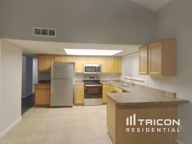 Building Photo - 4901 W Dahlia Dr