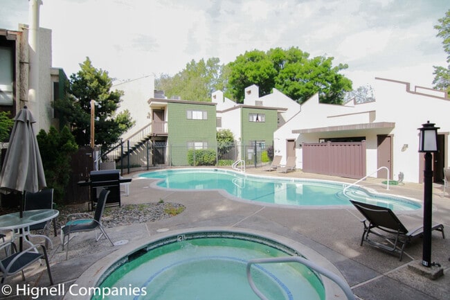Building Photo - Clubhouse! Pool! Coutyard!
