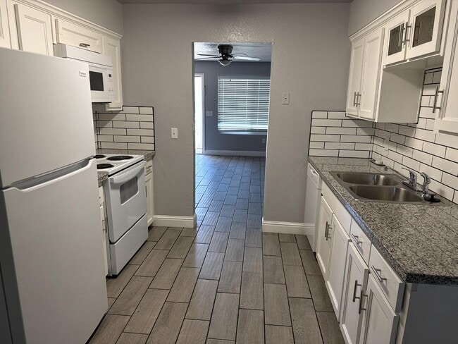 Foto del edificio - 5181 E Hedges Ave