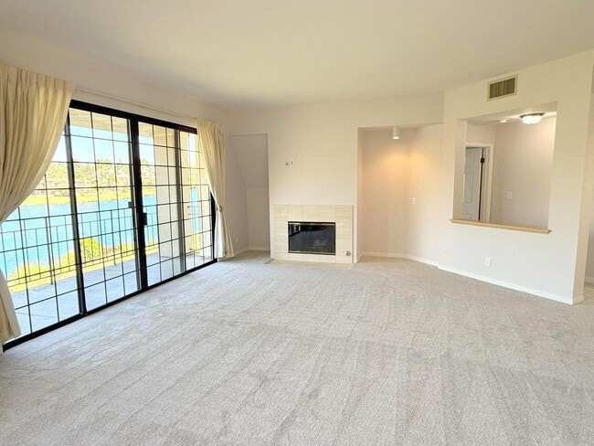 Building Photo - Beautiful Lakefront Condo Home With Specta...