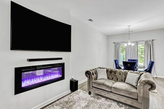 Foto del edificio - Starting 6/9/25 - 6 Month Lease Option/ Fu...