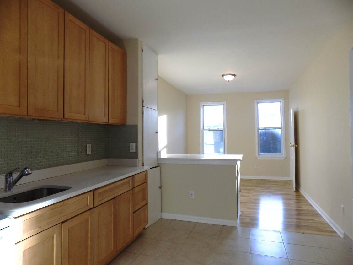 Primary Photo - 705 Seneca Ave