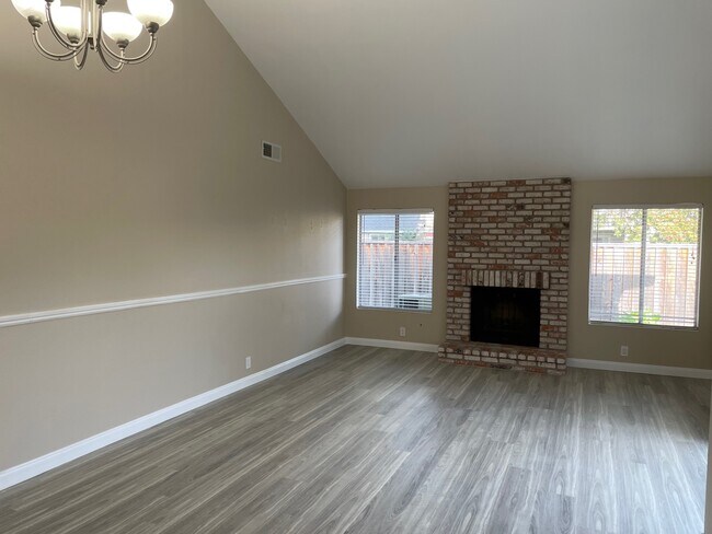 Sala/comedor - 1111 Lord Nelson Ln