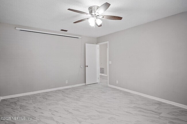 Foto del edificio - 7650 Cranberry Ln S
