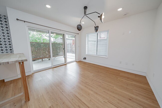 Building Photo - 848 32nd St