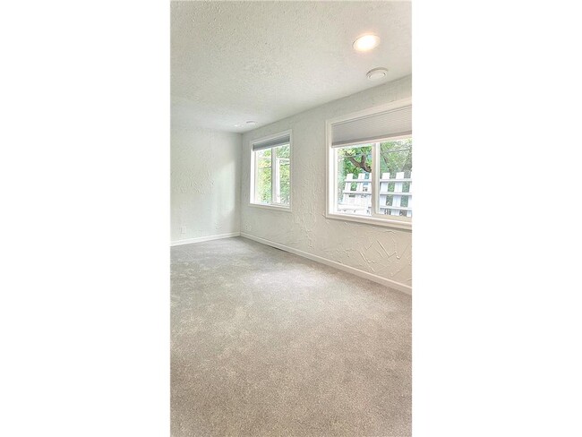 Foto del edificio - 2339 Hemlock Ln N