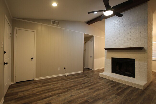 Foto del edificio - Coming Soon!  Remodeled 3 Bedroom 2 Bath! Large Yard!