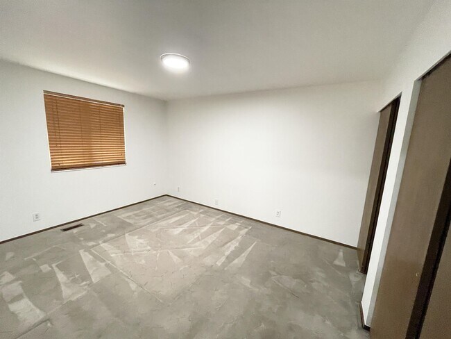 Building Photo - 5534 S Tropicana Dr