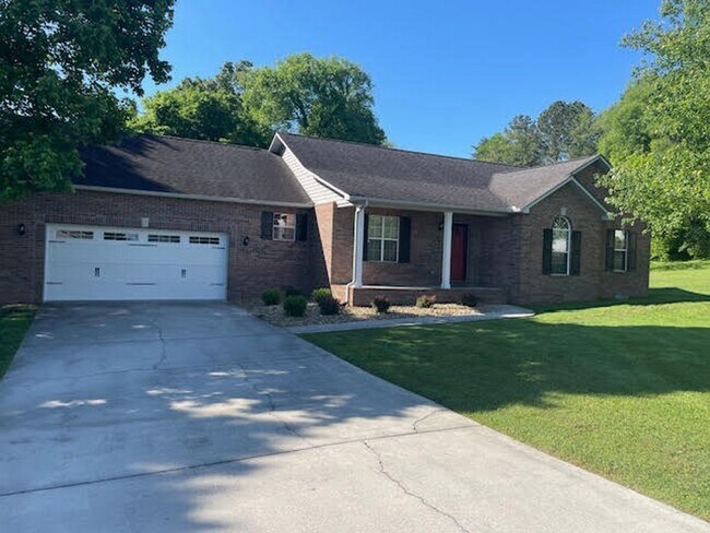 Building Photo - Maryville City, 3 bedroom, 2 bath, 2-car g...