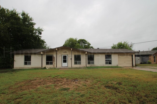 Building Photo - Spacious Four-Bedroom!