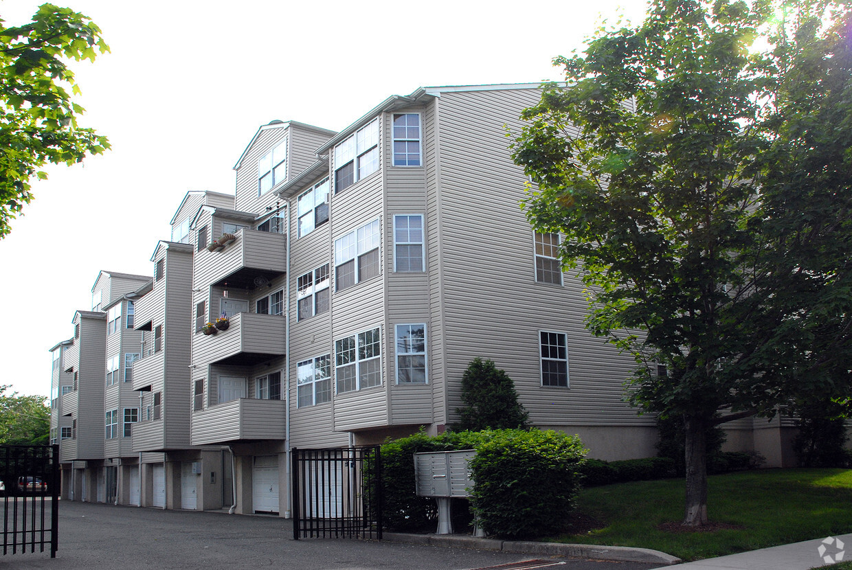 Entrada - Natalie Court Condominiums