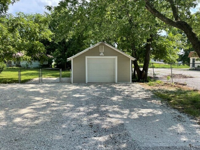 Foto del edificio - PRE-LEASING! Beautiful 3 Bedroom 2 Bath 2 Living Areas + Detached 1 Car Garage/ Workshop