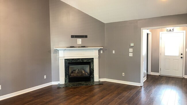 Building Photo - Beautiful 3 bedroom 2 bathroom house in gr...