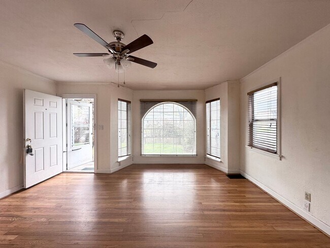 Building Photo - Wood Village Single Family Home - Huge Yard!